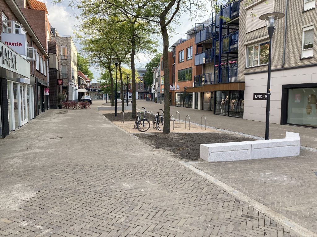 Straatbeeld van het heringerichte Keizerserf, met fietsenrekken, bomen en nieuwe bestrating.